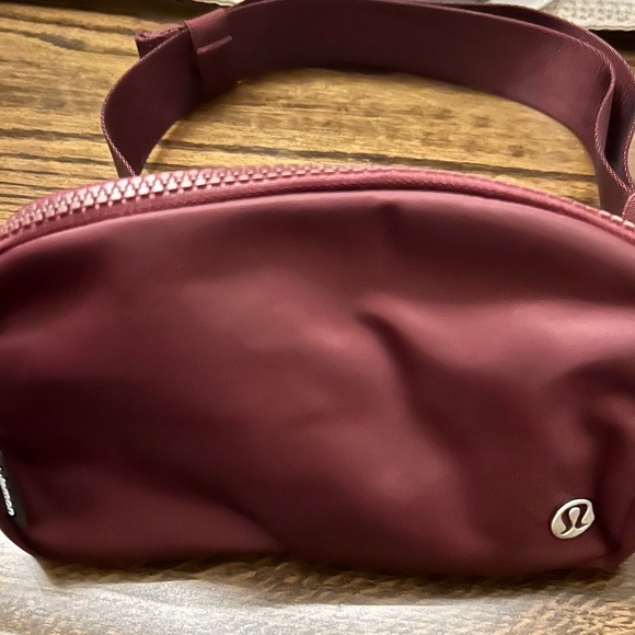 Lululemon Everywhere belt bag Maroon Color - Picture 1 of 4
